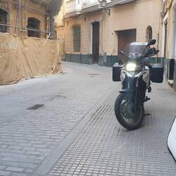 Das ist eine der breiten Stellen in den Gassen von Cadiz