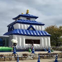 Die Hüpfburg passt gut dazu