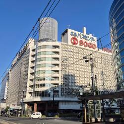 Der Busbahnhof in Hiroshima ist im 3. Stock diesen Gebäudes