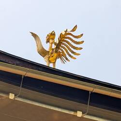 Der Hahn auf dem Dach ist auch gülden