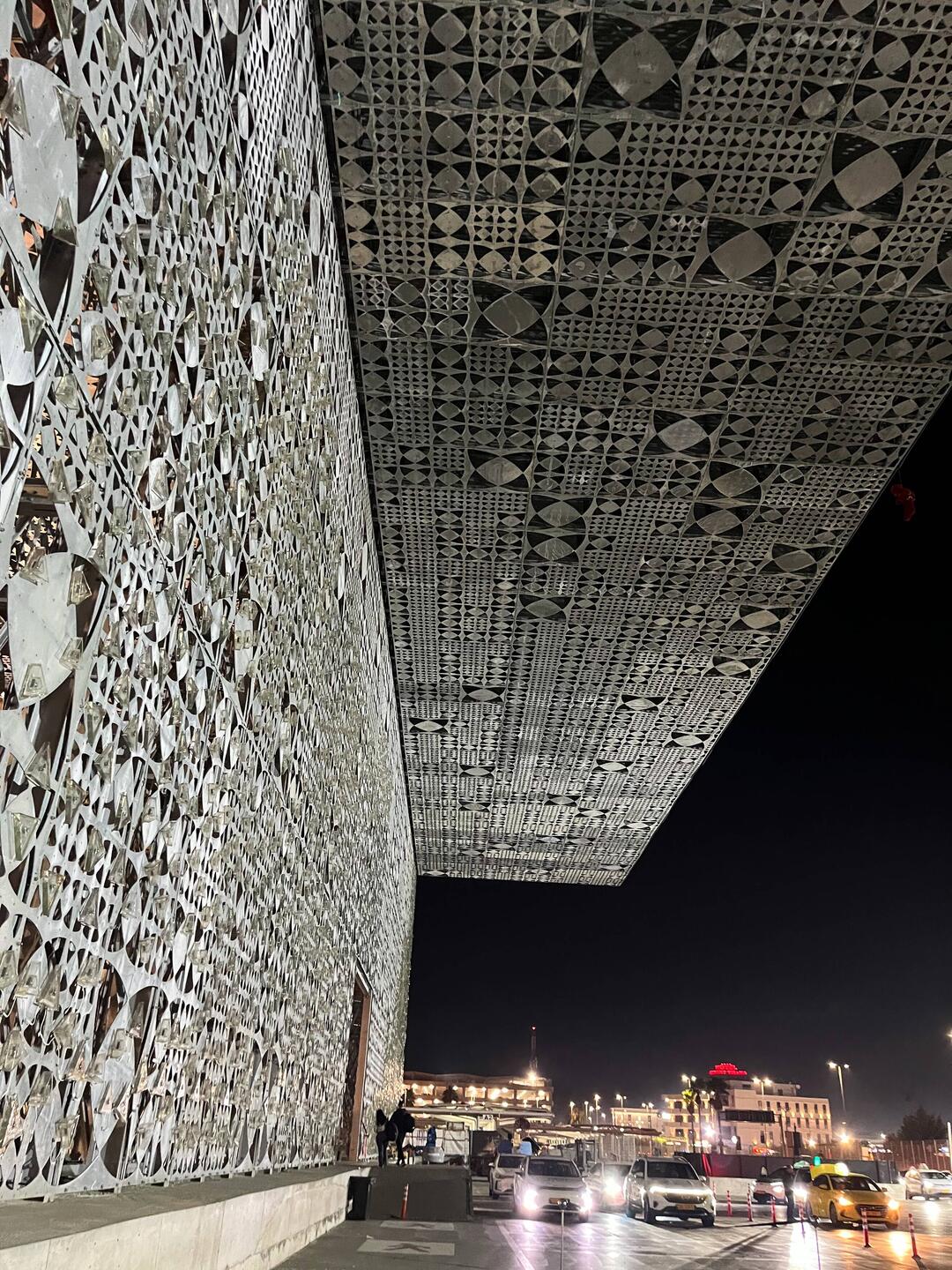 Schon aus der Ferne eine beeindruckende Fassade. Ziel ist es, dass der Mutter-Theresa-Flughafen der