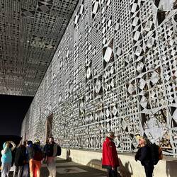 Ein italienischer Architekt lässt z.B. die Fassade durch gläserne Elemente glitzern