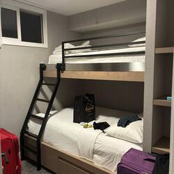 Kompakt, aber komfortabel: das Doppelstockbett für meine Frau und mich.