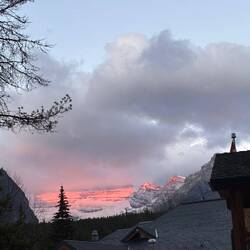 Ein neuer Tag am Lake Louise Inn: Der Victoria Glacier erstrahlt im Morgenlicht.