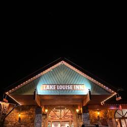 Das Lake Louise Inn.