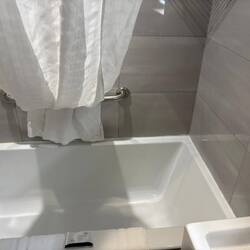 Sogar mit Badewanne – ideal zum Entspannen nach einem langen Reisetag.