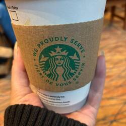 Der perfekte Morgen beginnt mit einem heißen Starbucks-Kaffee, bevor es zum Lake Louise geht.