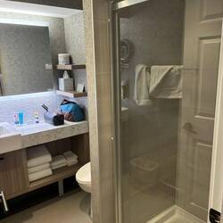 Antjes eigenes Bad im oberen Stockwerk – modern und praktisch eingerichtet.