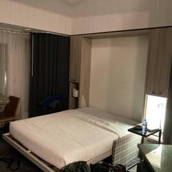 Unser Zimmer im Lake Louise Inn: das Wandbett als cleverer Schlafplatz für Günter.