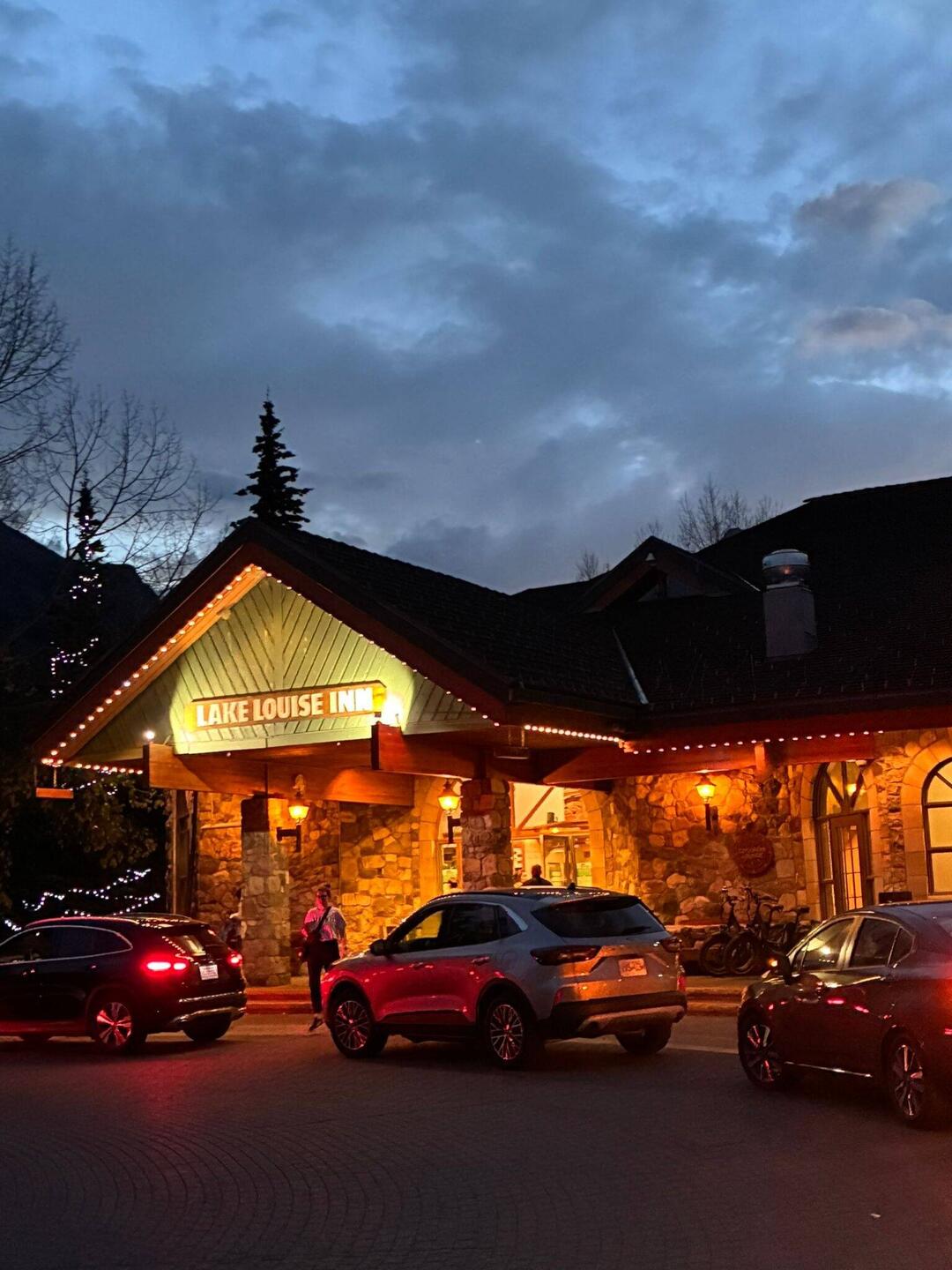 Ankunft im Lake Louise Inn – unser gemütliches Zuhause für die Nacht.