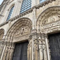 Details of the doors. Note a lot of statues lost their heads in the French Revolution