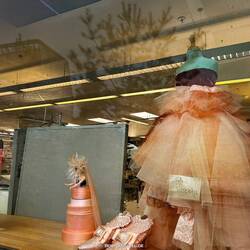 Die Schneiderei des Opernhauses ist von außen einsehbar