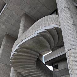 Abgeschmackte hingefetzte Betonkunst. Ich mags
