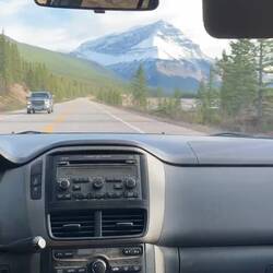 Kurve um Kurve öffnet sich die Weite der kanadischen Rockies.