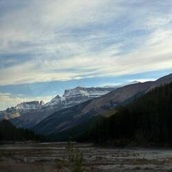 Die Sonne taucht die Bergkämme in sanftes Licht.