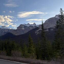 Ein kurzer Moment auf der Straße – und die Berge erzählen von der Ewigkeit.