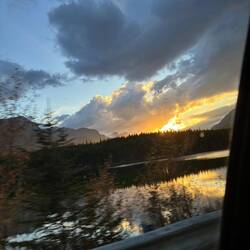 Die Sonne versinkt hinter den Rockies – ein goldener Abschluss eines langen Reisetages.