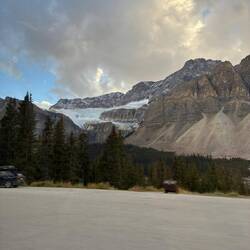 Am Parkplatz mit Aussicht: der Bow Glacier glänzt im sanften Licht eines endenden Tages.