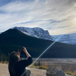 Der Stutfield Glacier erstrahlt in majestätischer Ruhe, während die Kamera die Erinnerung bewahrt.