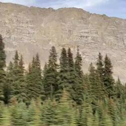 Fahrt entlang der mächtigen Berghänge – jeder Meter offenbart neue Strukturen aus Stein und Zeit.