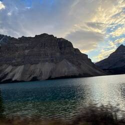 Das türkisfarbene Wasser des Bow Lake spiegelt die letzten Sonnenstrahlen.