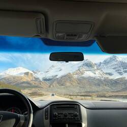 Der Blick nach vorn führt direkt in die schneebedeckten Gipfel der Rockies.