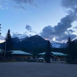 Zwischen Tankstelle und Berggipfeln – die Rockies verabschieden sich in der Dämmerung.
