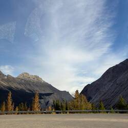 Zwischen den steilen Felswänden öffnet sich das Tal.