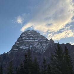 Schneeschichten zeichnen Linien der Zeit auf den Fels.