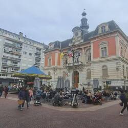 Hinter dem Rathaus Koch ein weiteres Karussell....