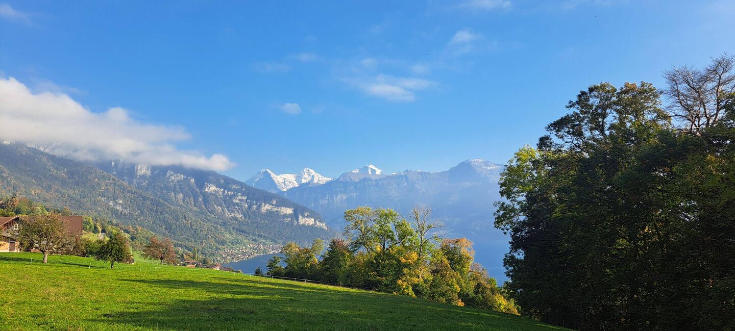 Unterhalb von Aeschlen werden wir vom Panorama begrüsst...