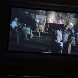 Ganz kurz nur da verboten. Auch gestern die Geschichte erst mal mit einem Film erklärt.