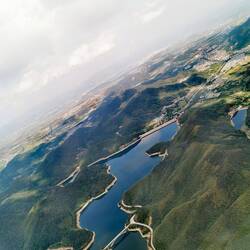 Erste Eindrücke von China/Shanghai: riesengroße Pumpspeicher-Kraftwerke mitten im grünen Umland...
