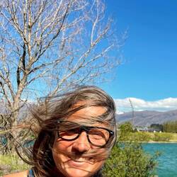 Die Rest meiner usbekischen Sonnenbrille, Sturm hat sie vom Kopf geweht, Gläser sind davongeflogen 🤷🏽‍♀️