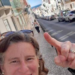 Bajando por las calles en zig zag...