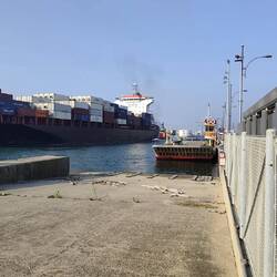 Mit der Fähre über die Hafeneinfahrt.