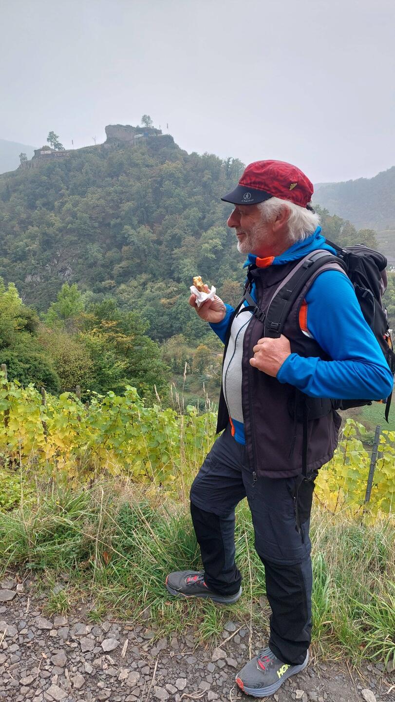 Der warme Zwiebelkuchen schmeckt im Angesicht der Saffenburg!