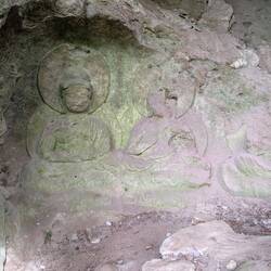 Buddhafiguren in einer Höhle