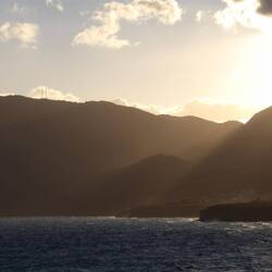 Erste Sonnenstrahlen über den Bergen