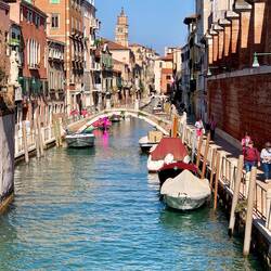 Not sure why the gondola was decorated in bright pink