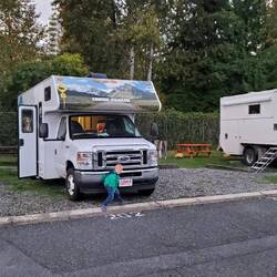 Stadt Campingplatz... Stellplatz an Stellplatz und leicht ungemütlich