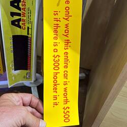 Der Sticker würde gut zum Auto passen