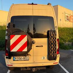 In Spanien vorgeschriebenes Warnschild bei Fahrzeugüberlänge