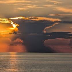 Sonnenuntergang hinter Wolken