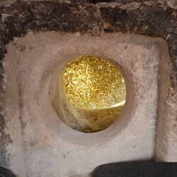 Blick in den Brunnen, heutzutage mit Geldmünzen bedeckt.