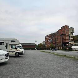 Stellplatz mit Förderturm und Sortieranlage