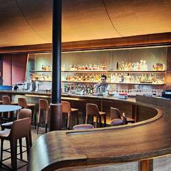 Eine von drei Hotelbars