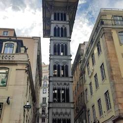 Por suerte Coty tenía mas batería que yo, y pudo sacar fotos. Este es el elevador de Santa Justa.