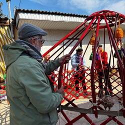 Putting in one of the roof support rods