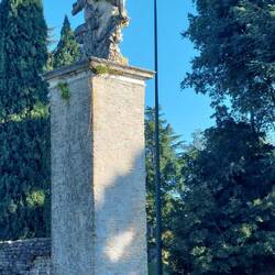 Zwei Knaben fürchten sich vor einem Fahnenspieß